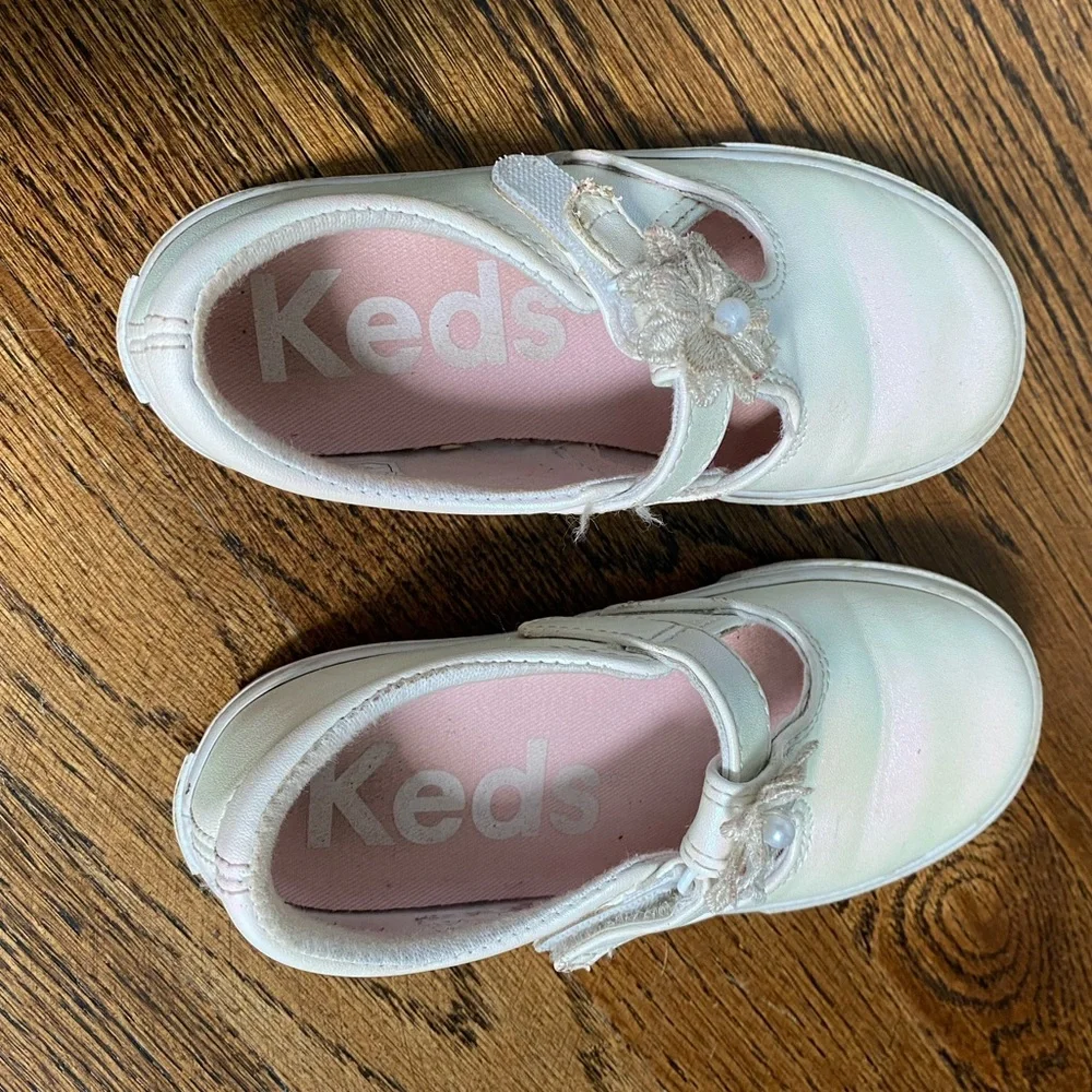 Keds- Daphne flower white pearlized toddler girl size 9.5 Mary Jane t-strap shoe